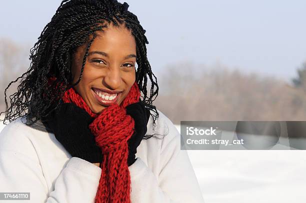 Молодая Женщина На Белоснежный День — стоковые фотографии и другие картинки Женщины - Женщины, Только одна женщина, Африканская этническая группа