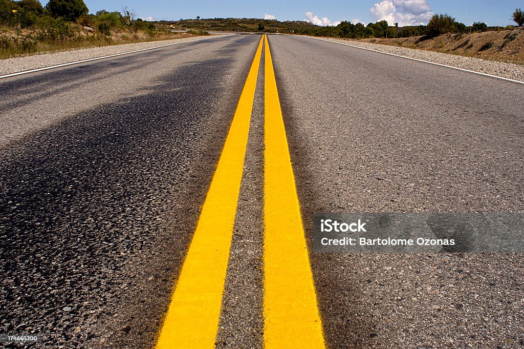 Tiras de Amarela na estrada - Foto de stock de Amarelo royalty-free