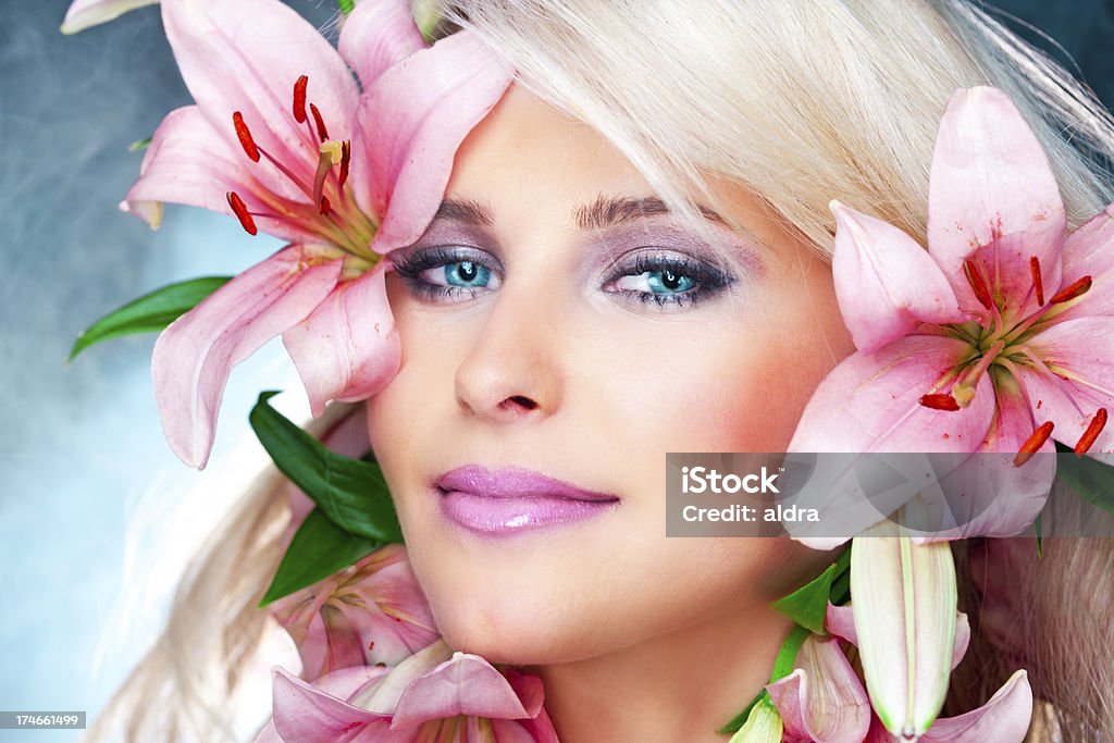 Blonde Mädchen mit Blumen - Lizenzfrei Attraktive Frau Stock-Foto