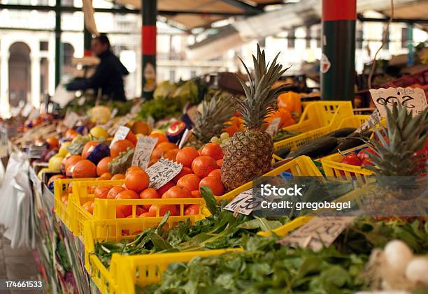 Produtos Para Venda Em Um Mercado De Italiano - Fotografias de stock e mais imagens de Alface - Alface, Alimentação Saudável, Ananás