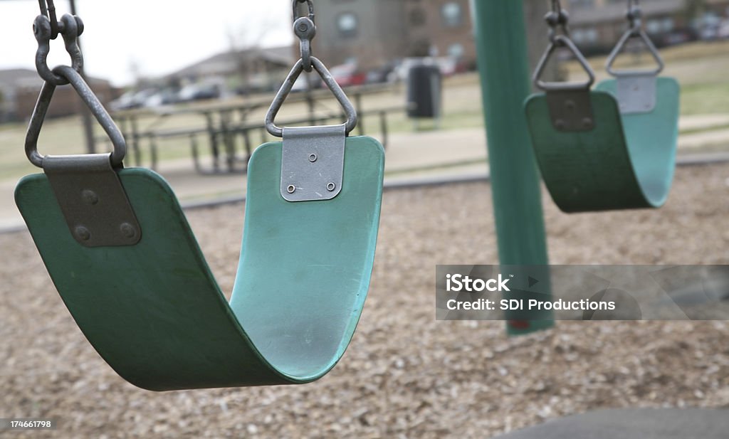 Swing vide dans une aire de jeux de suspension - Photo de Chaîne libre de droits