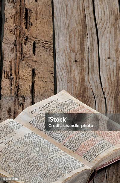Foto de Vintage Bíblia Abriu O Livro Da Revelação e mais fotos de stock de Amish - Amish, Anglicano, Batista