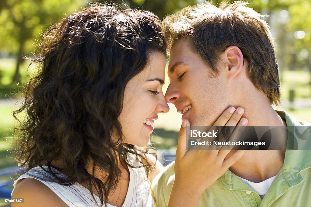 Romantica Coppia di giovani innamorati al parco - Foto stock royalty-free di 20-24 anni