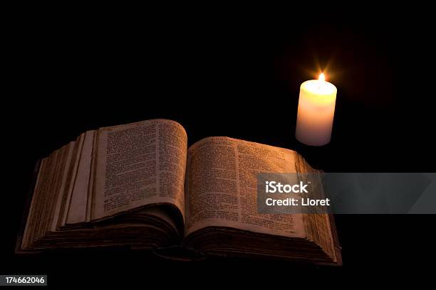 Vela E Antiga Bíblia Aberta - Fotografias de stock e mais imagens de Bíblia - Bíblia, Escuro, Vela - Equipamento de Iluminação