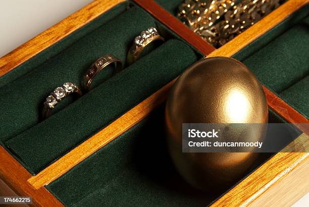 Huevos De Oro En Un Joyero Con Forro De Fieltro Verde Foto de stock y más banco de imágenes de Ahorros