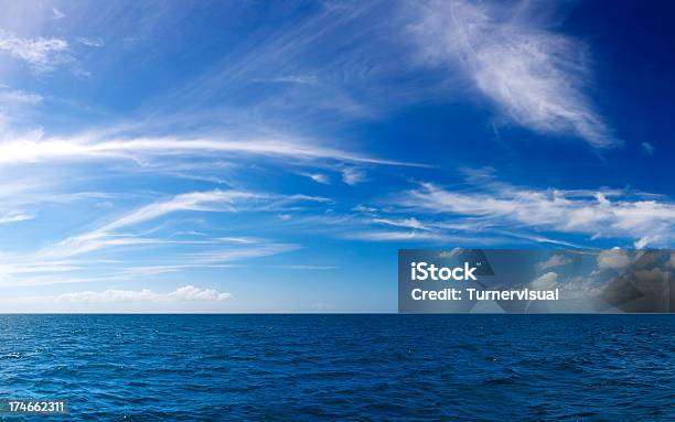 깊고 푸른 바다에 하늘에 대한 스톡 사진 및 기타 이미지 - 하늘, 파란색, 바다