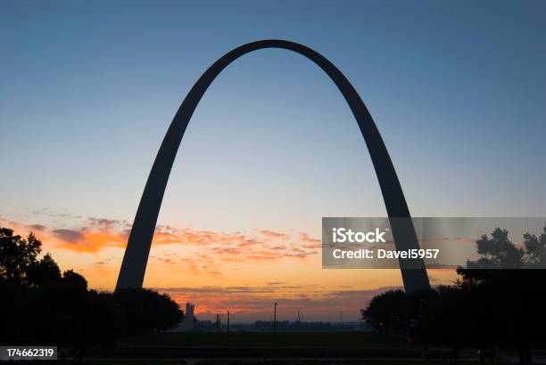 St Louis のゲートウェイアーチの夜明け - ゲートウェイアーチのストックフォトや画像を多数ご用意 - ゲートウェイアーチ, ミシシッピ川, 建築上の特徴 アーチ