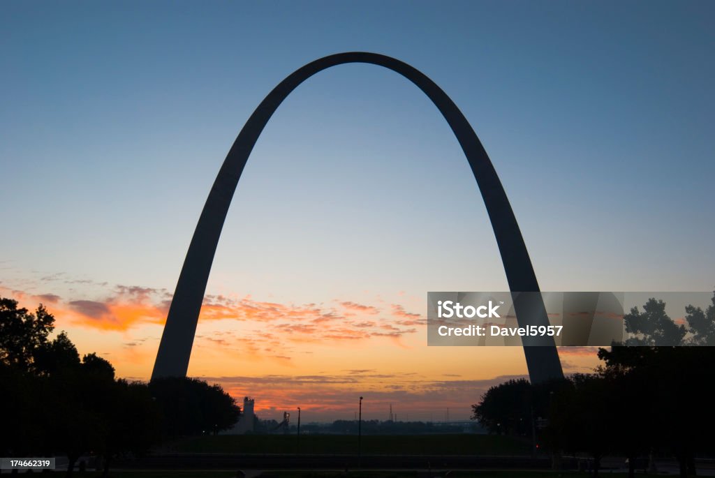 St. Louis'Gateway Arch o świcie - Zbiór zdjęć royalty-free (Łuk Wjazdowy)