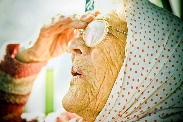 mujer senior - aging process affectionate vitality awe fotografías e imágenes de stock