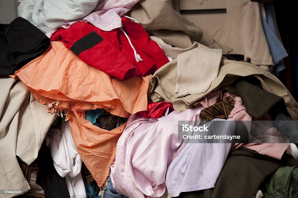 Vestuário em um mercado de pulgas venda - Royalty-free Loja de Roupa Foto de stock