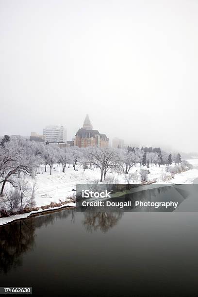 Saskatoon Mglisty Poranek - zdjęcia stockowe i więcej obrazów Bez ludzi - Bez ludzi, Biurowiec, Brzeg rzeki