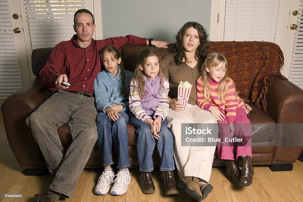 Famiglia guardando la tv - Foto stock royalty-free di Famiglia