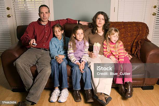 Famiglia Guardando La Tv - Fotografie stock e altre immagini di Famiglia - Famiglia, Tristezza, Divano