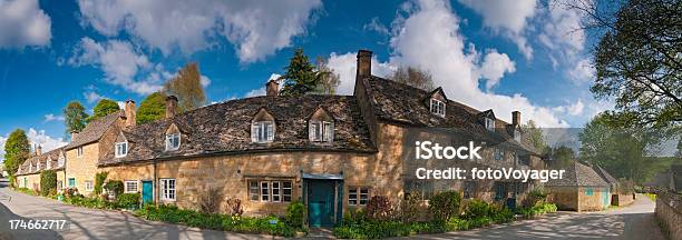 Idílico The Cotswolds Cottages Aldeia Vista - Fotografias de stock e mais imagens de Aldeia - Aldeia, Antigo, Arbusto