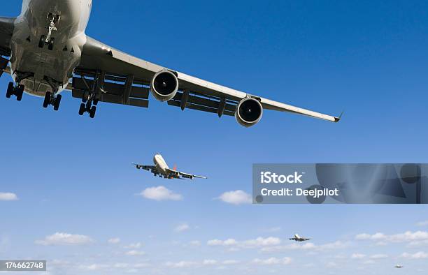 Foto de Pouso De Aviões e mais fotos de stock de Avião - Avião, Pilha - Arranjo, Vista de Baixo para Cima