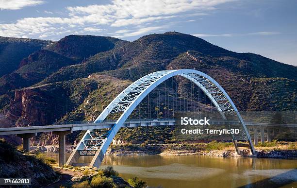 アーチ型の吊り橋を渡りroosevelt 湖アリゾナ州 - アリゾナ州のストックフォトや画像を多数ご用意 - アリゾナ州, ルーズベルト湖, つり橋