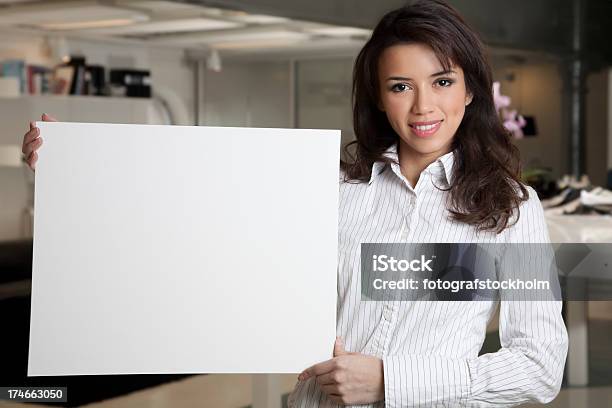 Mulher De Negócios Apresentando A Sua Mensagem - Fotografias de stock e mais imagens de Entusiástico - Entusiástico, Escritório, Espaço para Texto