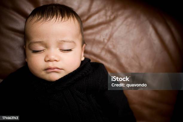 Hispanos Encantadores Retrato De Niño Bebé Duerme En Counch Directamente Arriba Foto de stock y más banco de imágenes de Cuero