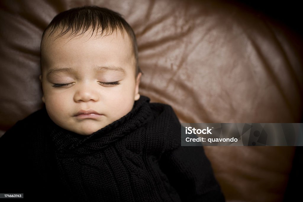 Adorável hispânica Retrato de Bebê Menino dormindo na Counch, diretamente acima - Foto de stock de Couro royalty-free