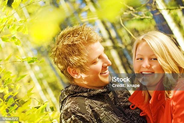 Casal Feliz - Fotografias de stock e mais imagens de 20-24 Anos - 20-24 Anos, 20-29 Anos, Adulto