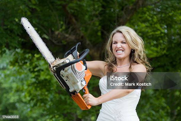 Bridezillasposa Con Motosega - Fotografie stock e altre immagini di Rabbia - Emozione negativa - Rabbia - Emozione negativa, Motosega, Donne