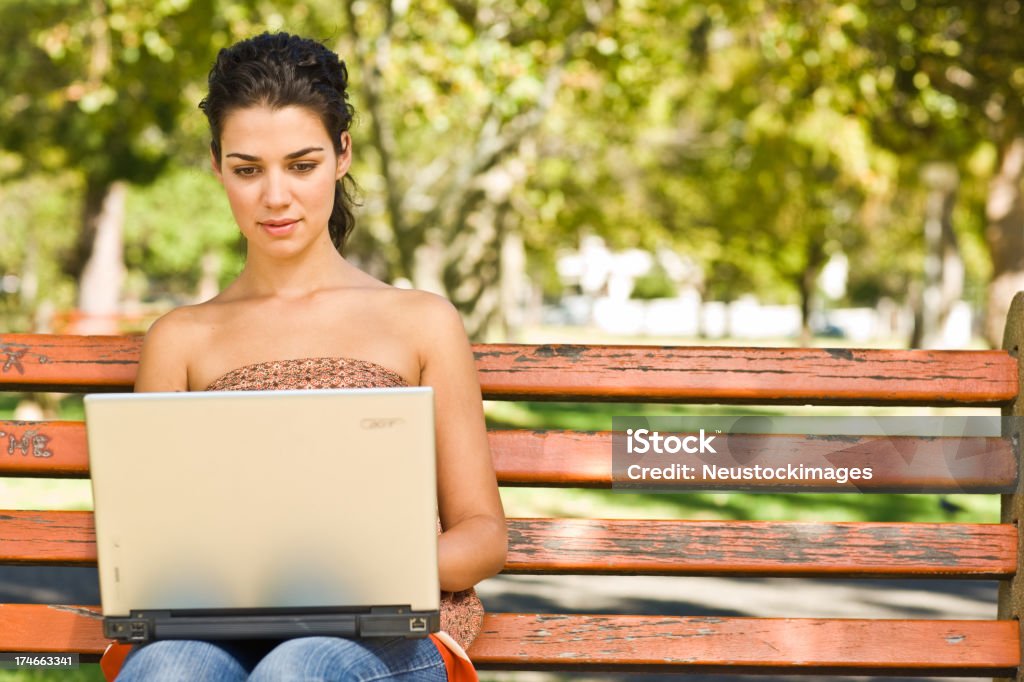 Mujer joven usando una computadora portátil - Foto de stock de 20 a 29 años libre de derechos