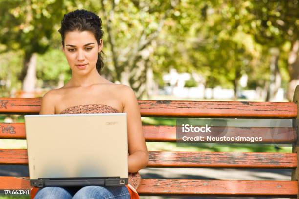 Mujer Joven Usando Una Computadora Portátil Foto de stock y más banco de imágenes de 20 a 29 años - 20 a 29 años, 20-24 años, Adulto