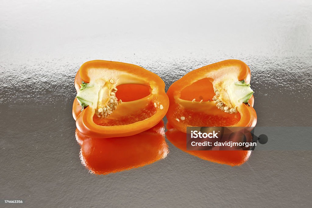 Fatias de laranja Capsicum em aço inoxidável banco - Foto de stock de Alimentação Saudável royalty-free