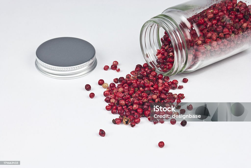 Vertido pote de Red Peppercorns - Foto de stock de Alimento libre de derechos