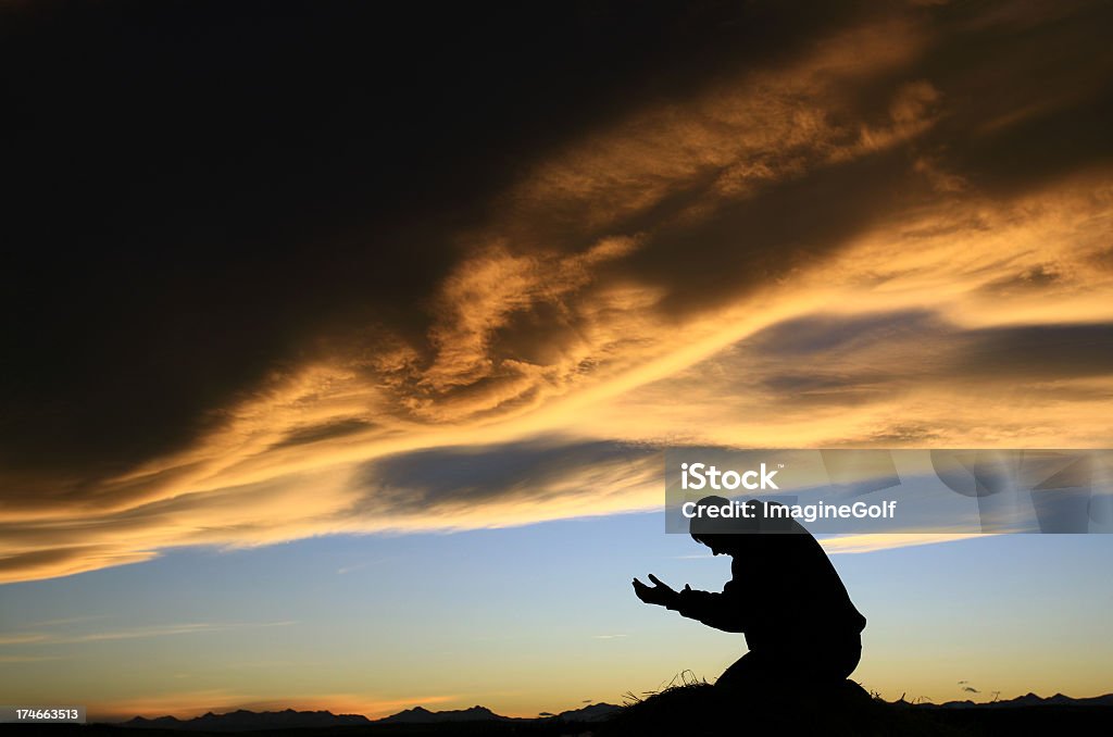 Adulto homem Meditating ao pôr-do-sol - Foto de stock de Deus royalty-free