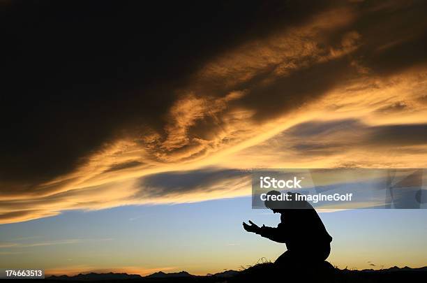 Foto de Adulto Homem Meditating Ao Pôrdosol e mais fotos de stock de Deus - Deus, Louvar - Religião, Cristianismo