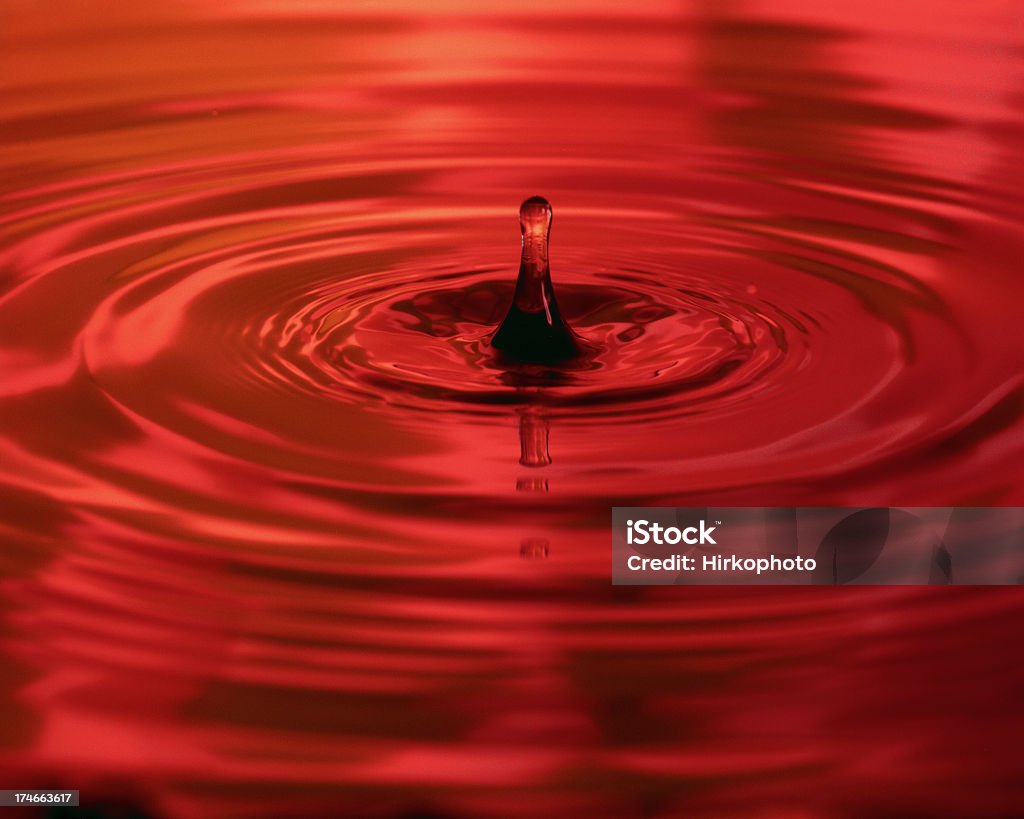 Rosso spruzzi d'acqua - Foto stock royalty-free di Acqua