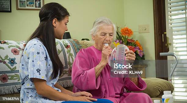 Senior Ciudadano Y Equipos Médicos Foto de stock y más banco de imágenes de Recuperación - Recuperación, Derrame cerebral, Artículo médico