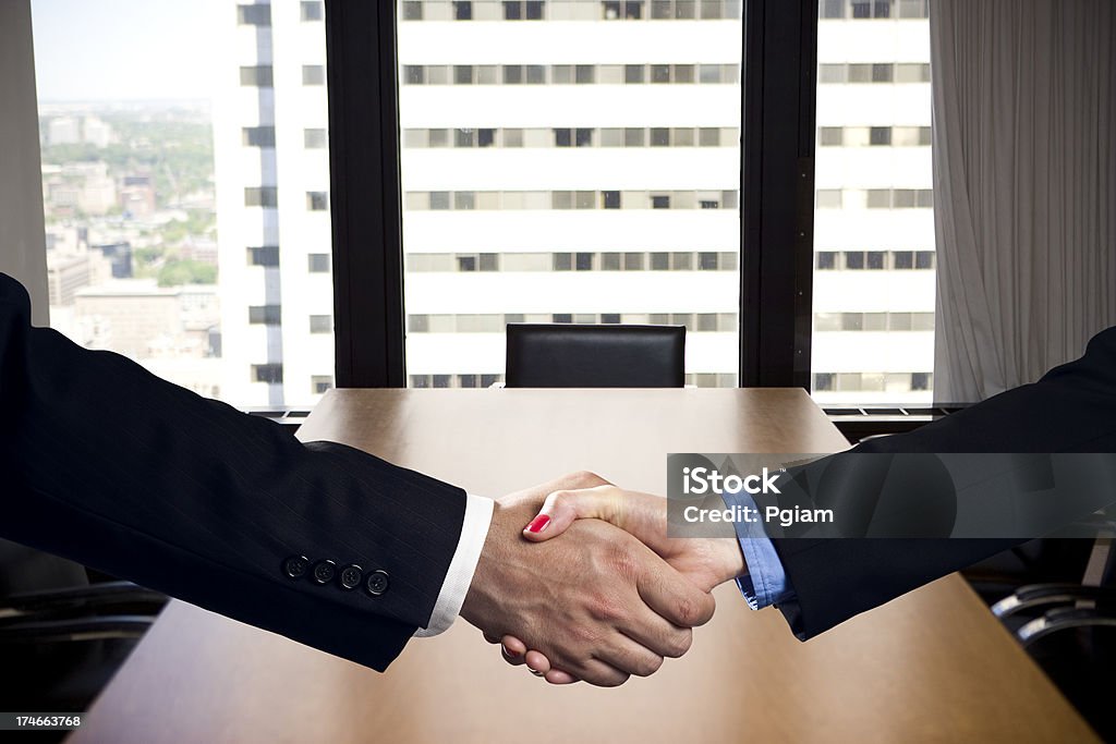 Business handshake einen deal im Büro - Lizenzfrei Die Kluft überbrücken Stock-Foto