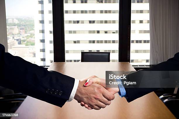 Affari Handshake Accordo In Un Ufficio - Fotografie stock e altre immagini di Bridging The Gap - Modo di dire inglese - Bridging The Gap - Modo di dire inglese, Abbigliamento da lavoro, Abbigliamento da lavoro formale