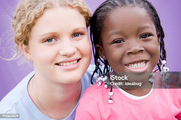 Dos Niñas Feliz Sonriendo Juntos Foto de stock y más banco de imágenes de Afrodescendiente - Afrodescendiente, Niño, 12-13 años