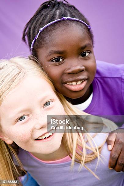 2 つの幸せな少女の笑顔と乗馬ピギーバック - おんぶのストックフォトや画像を多数ご用意 - おんぶ, 子供のみ, 2人