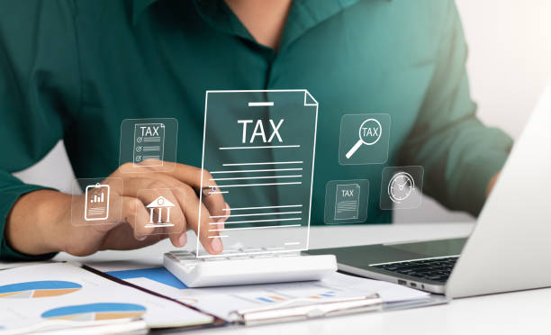corporate and individual tax payment concept, businessman filing taxes on laptop financial planning and corporate tax, income tax return and vat calculation government revenue and taxation concept. - belastingdienst stockfoto's en -beelden
