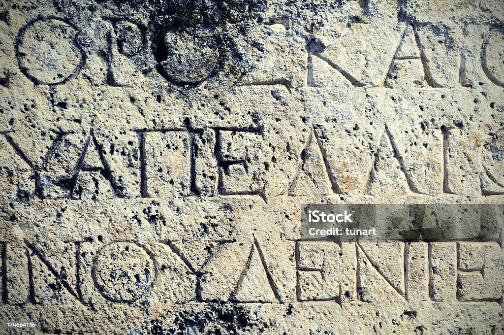 Grego letras em um antigo Grave em Hierapolis - Foto de stock de Acabado royalty-free