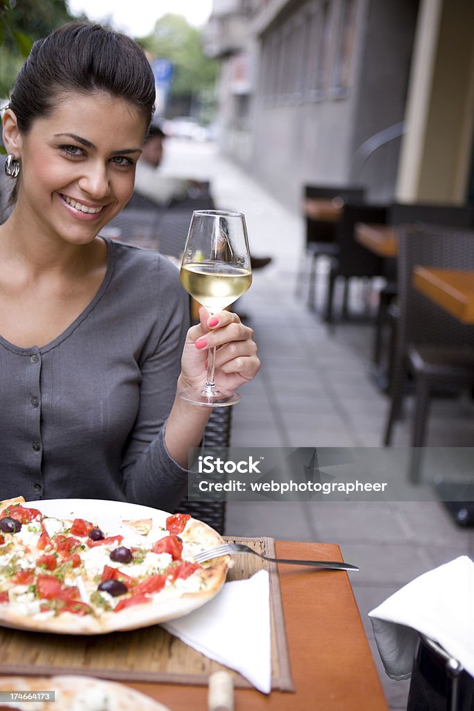 Mulher no restaurante - Foto de stock de Champanhe royalty-free