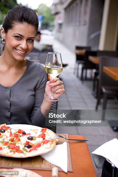Mulher No Restaurante - Fotografias de stock e mais imagens de Champanhe - Champanhe, Pizza, Adulto