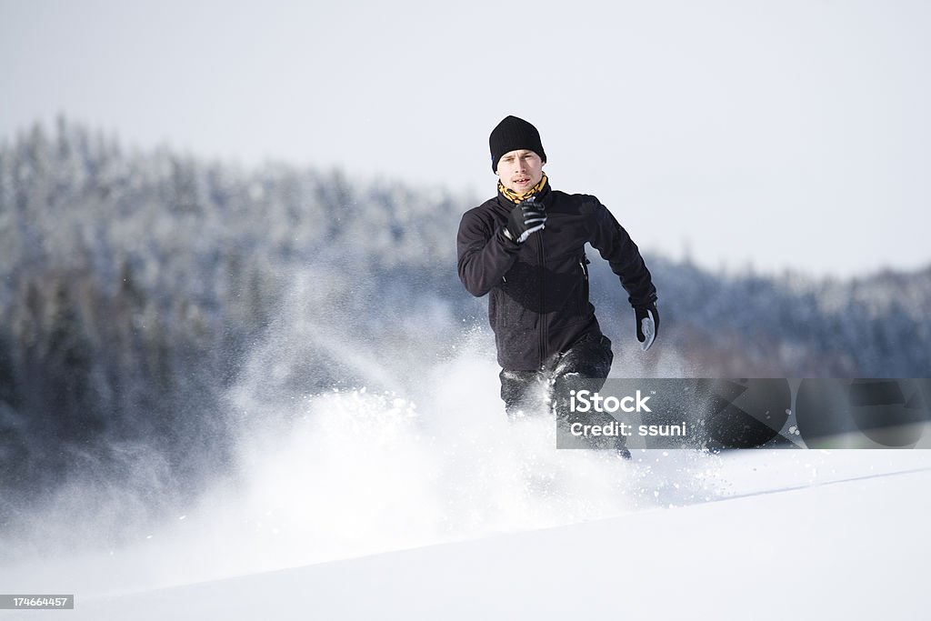 Homem correndo na neve - Foto de stock de Adulto royalty-free