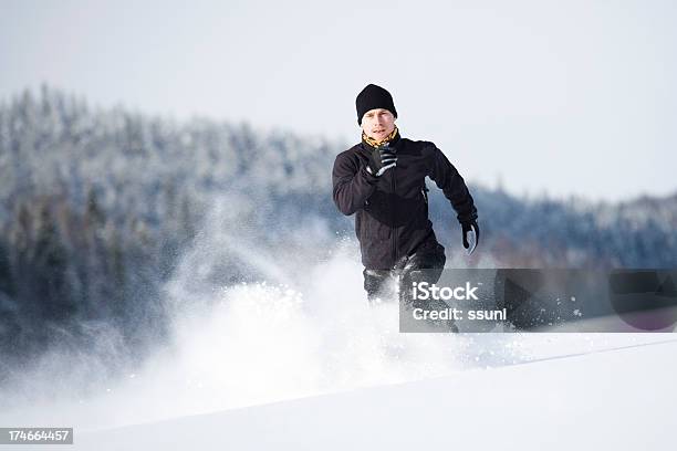 Foto de Homem Correndo Na Neve e mais fotos de stock de Adulto - Adulto, Atividade, Atleta