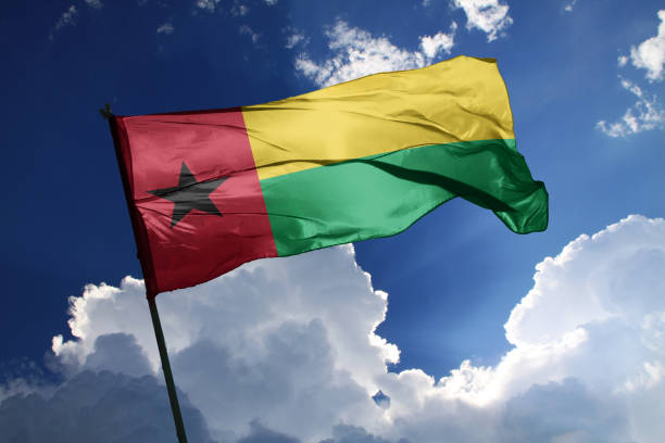 晴れた日に風に揺れるギニアビサウの国旗。 - guinea bissau flag ストックフォトと画像