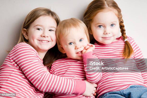 Tres Ajustes Hermanas Abrazarse Juntos Foto de stock y más banco de imágenes de Hermanos - Hermanos, Pelirrojo, Tres personas