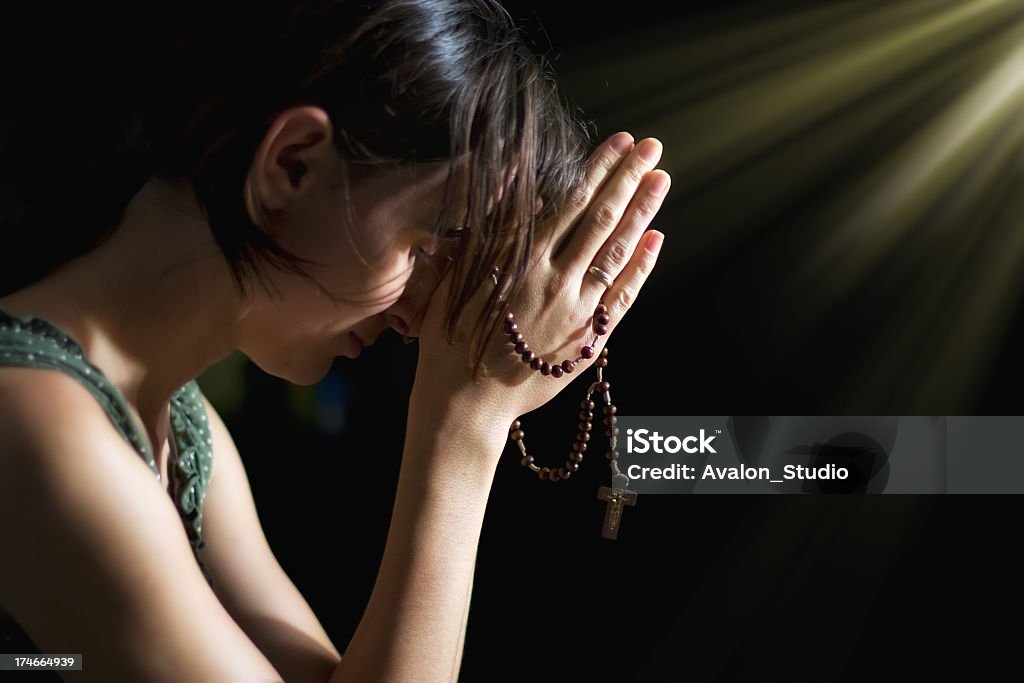 祈る女性 - 1人のロイヤリティフリーストックフォト