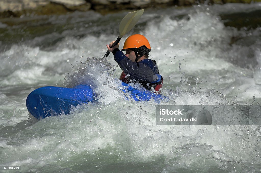 Kayakiste se fond parfaitement dans l'eau blanche rapids - Photo de Rafting en eau vive libre de droits