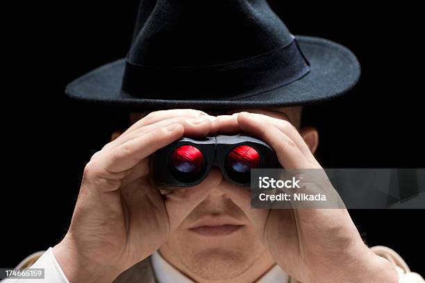 Espião Olhando Através De Binóculos - Fotografias de stock e mais imagens de Espião - Espião, 30-39 Anos, Adulto