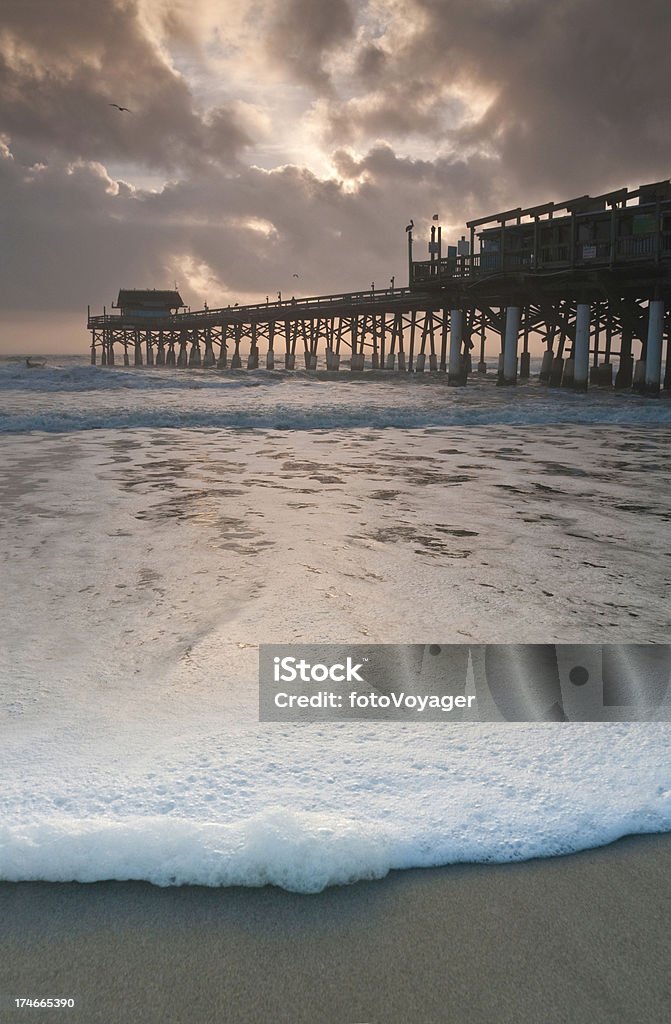 Surfowanie sunrise Cocoa Beach na Florydzie - Zbiór zdjęć royalty-free (Bez ludzi)