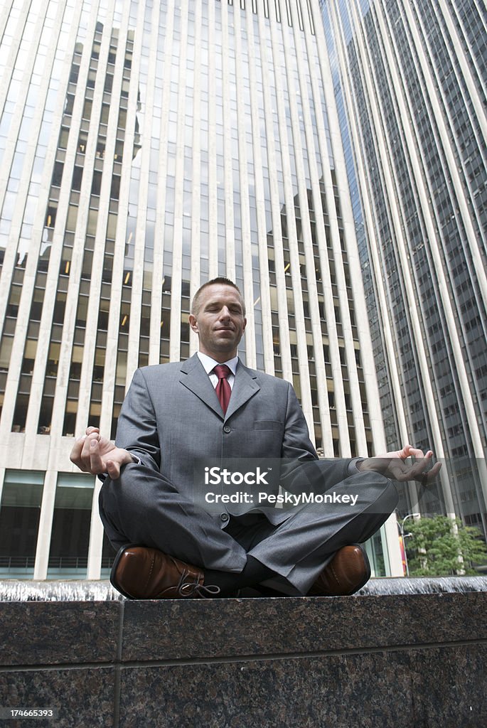 Empresario oficina Meditando Yoga en la Plaza de la ciudad - Foto de stock de Actividad de fin de semana libre de derechos